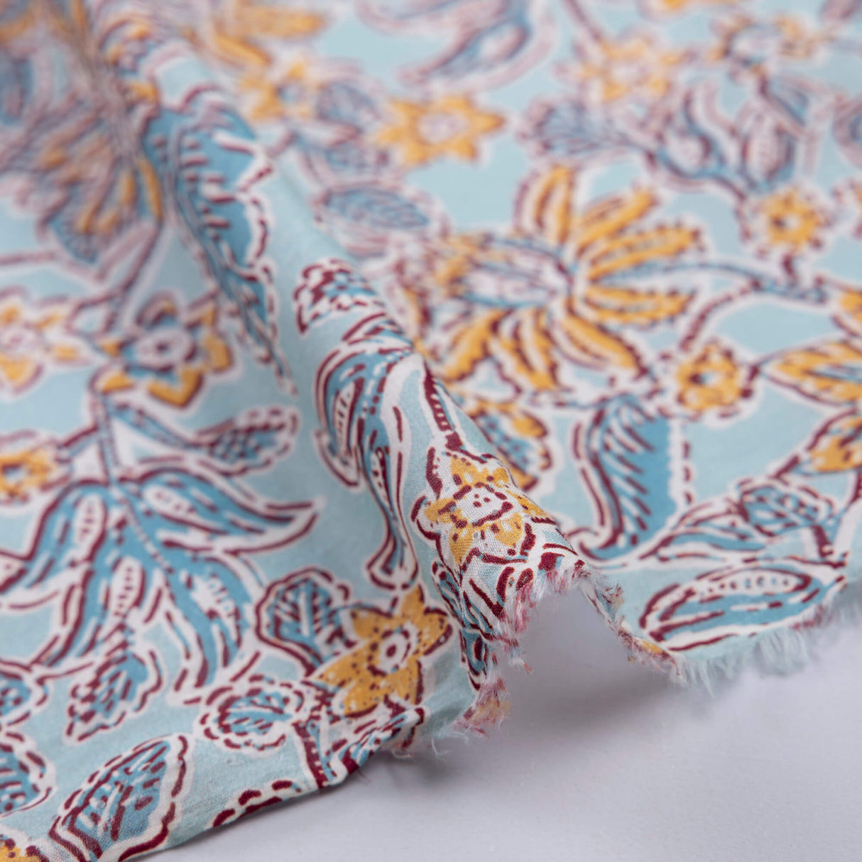 Voile 100% viscose – Fleurs jaunes fond bleu ciel
