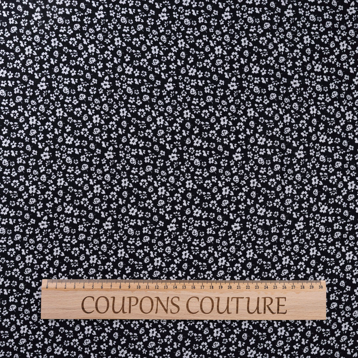 Voile 100% viscose – Fleurs blanches fond noir