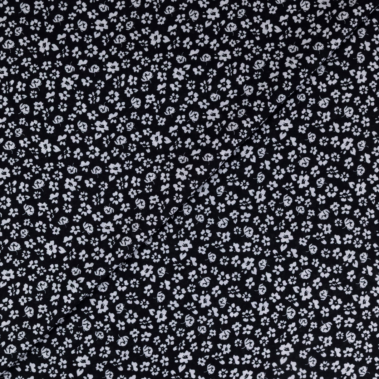 Voile 100% viscose – Fleurs blanches fond noir