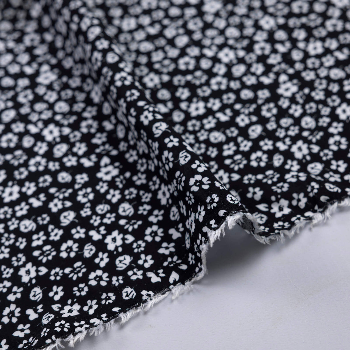 Voile 100% viscose – Fleurs blanches fond noir