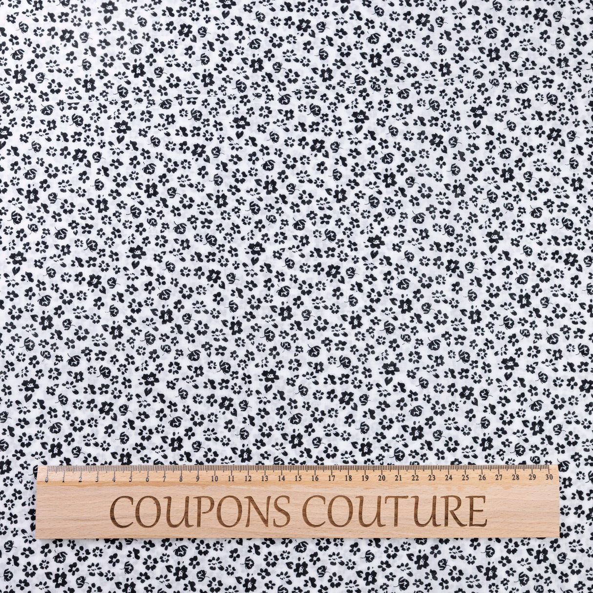 Voile 100% viscose – Fleurs noires fond blanc