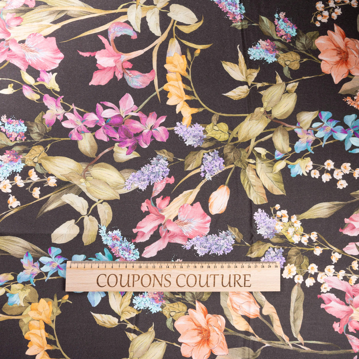 Twill 100% viscose – Fleurs multicolores fond noir