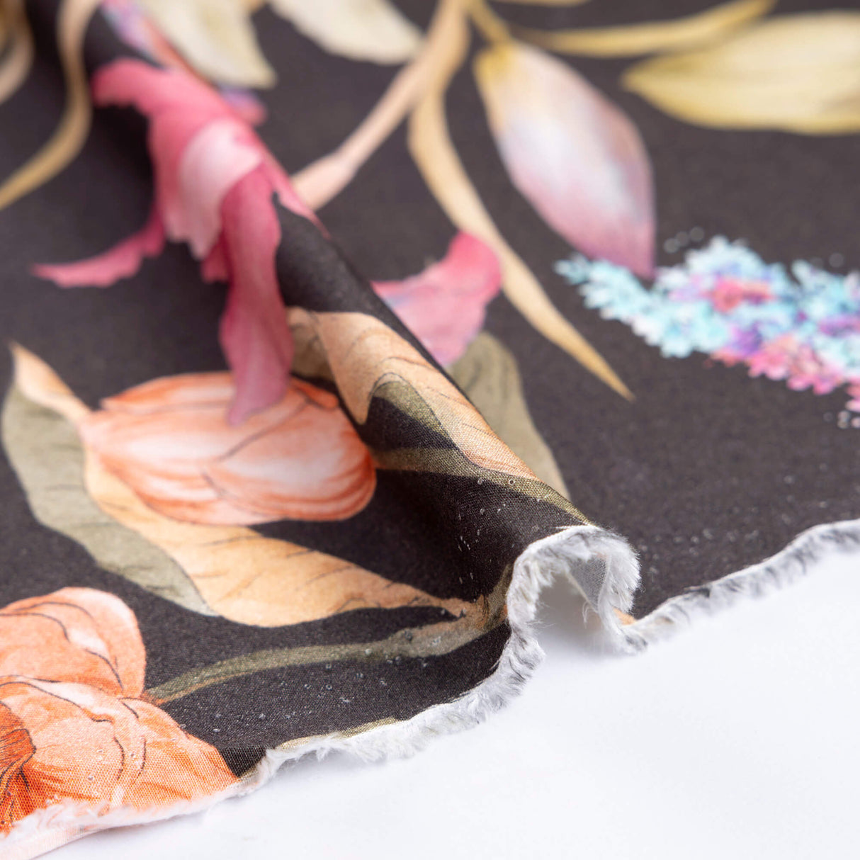 Twill 100% viscose – Fleurs multicolores fond noir