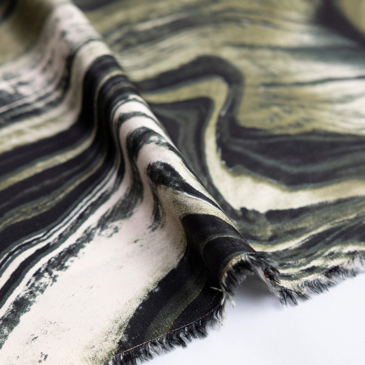 Satin 100% viscose – Motif marbré kaki et noir