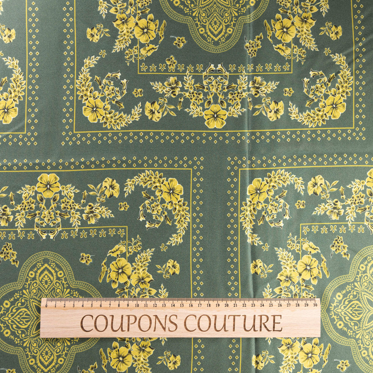 Satin 100% viscose – Motif floral cachemire kaki