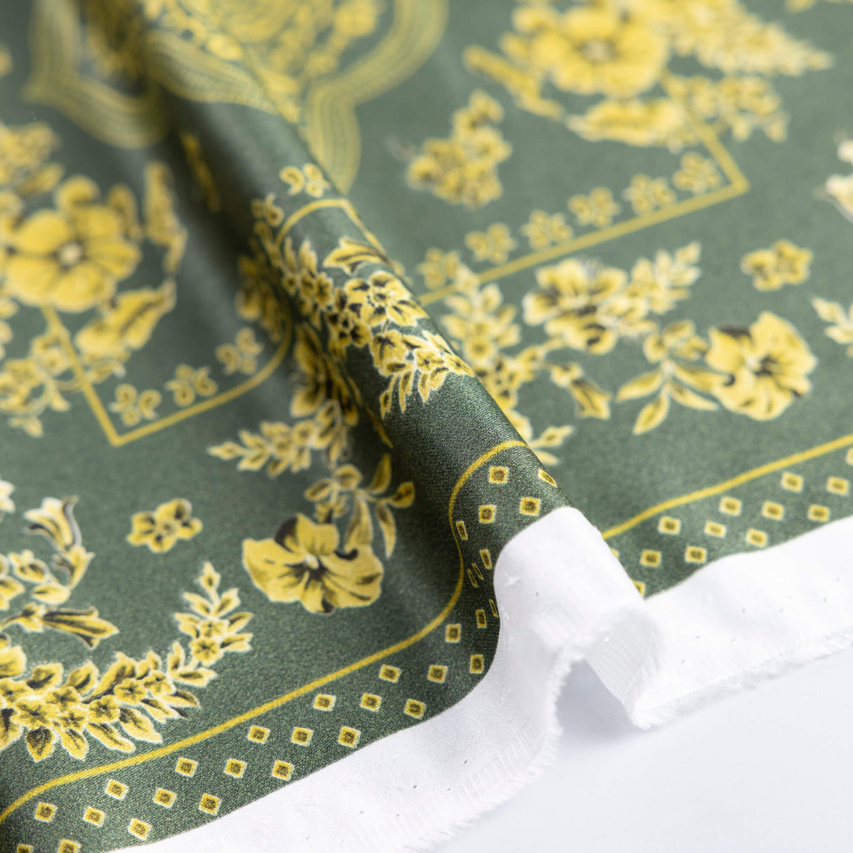 Satin 100% viscose – Motif floral cachemire kaki