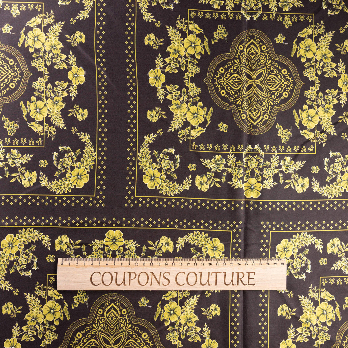 Satin 100% viscose – Motif floral cachemire brun