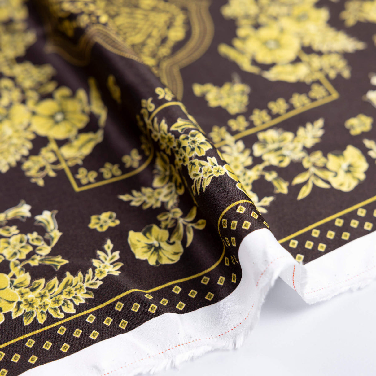 Satin 100% viscose – Motif floral cachemire brun