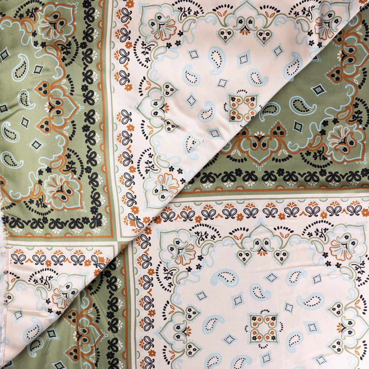 Satin 100% viscose – Motif cachemire vert sauge