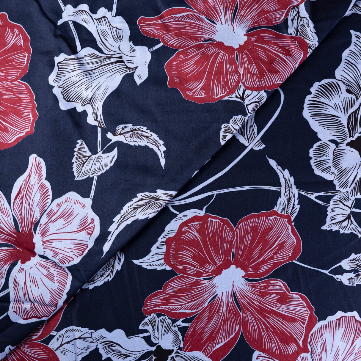 Satin 100% viscose – Fleurs rouges fond marine