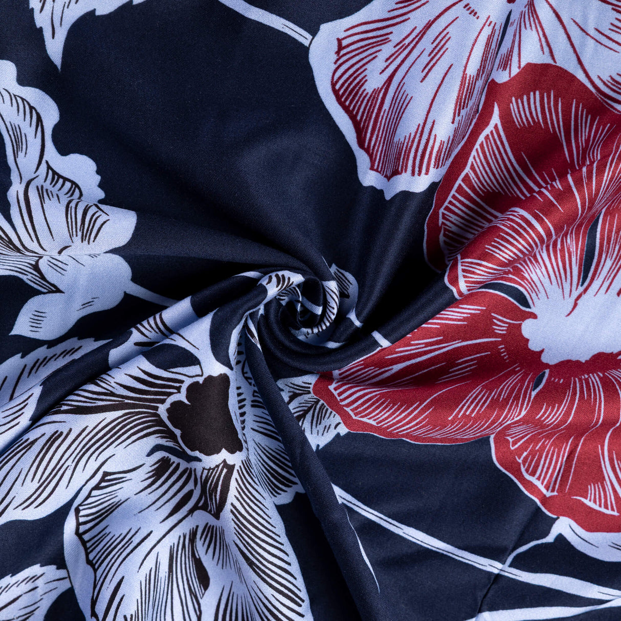 Satin 100% viscose – Fleurs rouges fond marine
