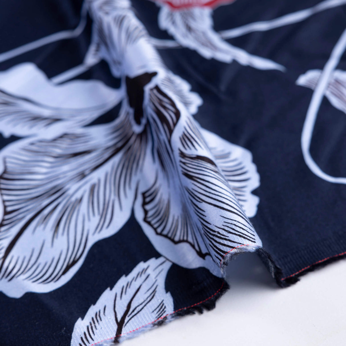 Satin 100% viscose – Fleurs rouges fond marine
