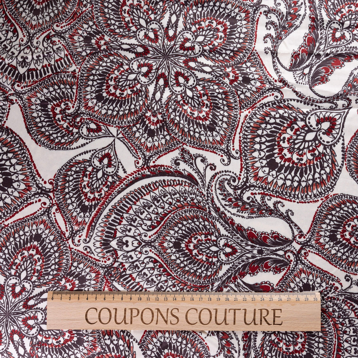 Satin 100% viscose – Cachemire rouge fond écru