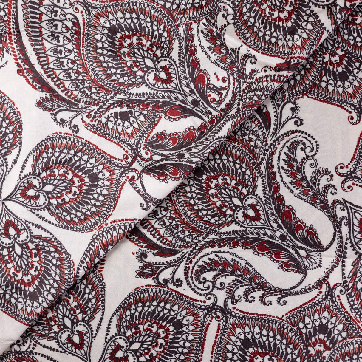Satin 100% viscose – Cachemire rouge fond écru