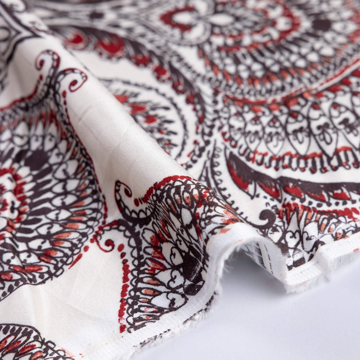 Satin 100% viscose – Cachemire rouge fond écru