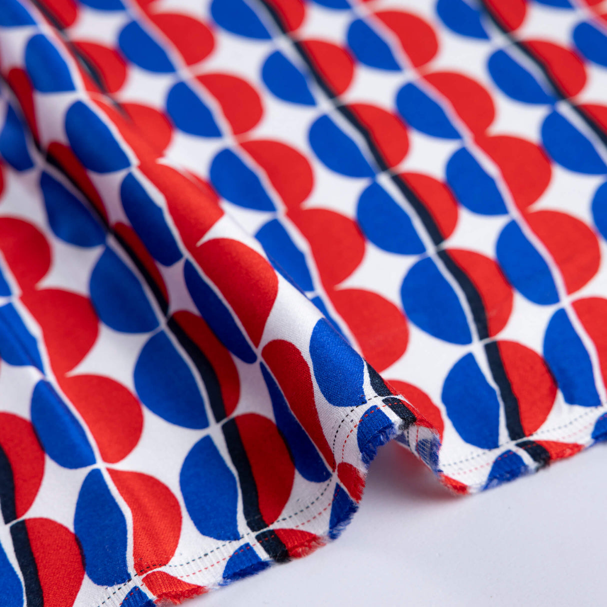Satin 100% viscose - Géométrique rouge et bleu