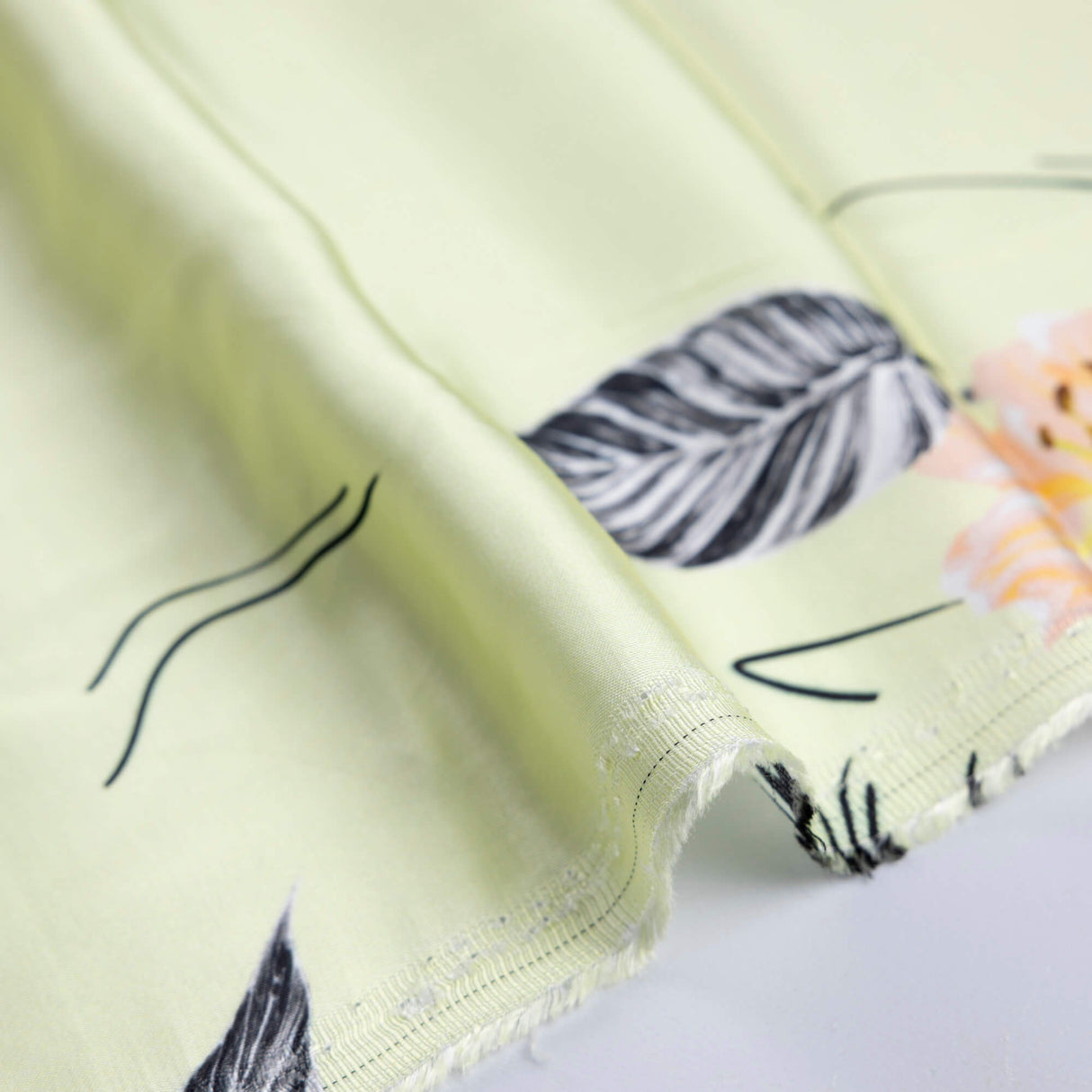 Satin 100% viscose - Feuillage tropical vert pâle