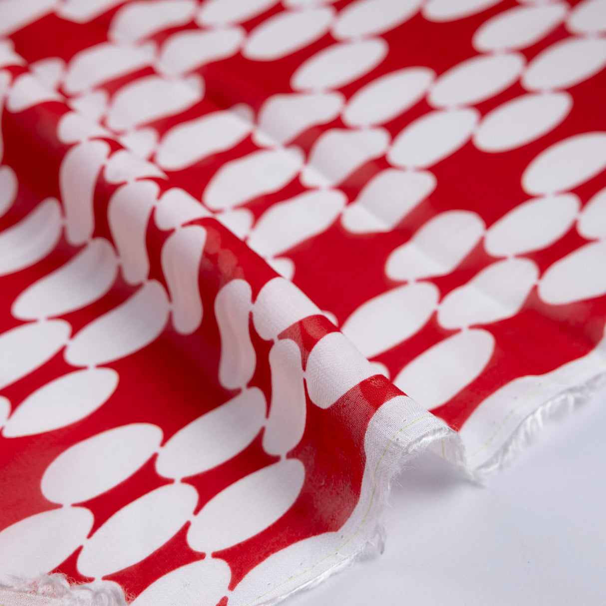Mousseline 100% viscose - Ovales blanc fond rouge