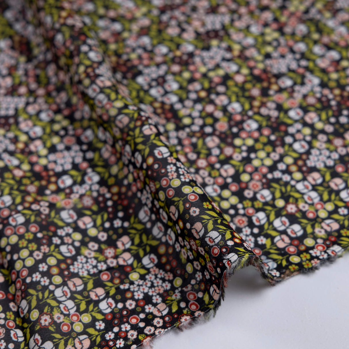 Mousseline 100% viscose - Mini fleurs multicolores fond noir