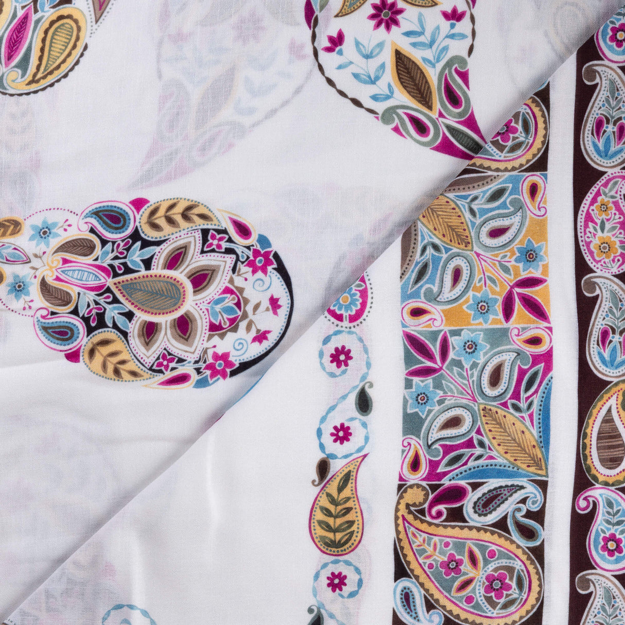 Crêpe 100% viscose - Cachemire coloré fond blanc