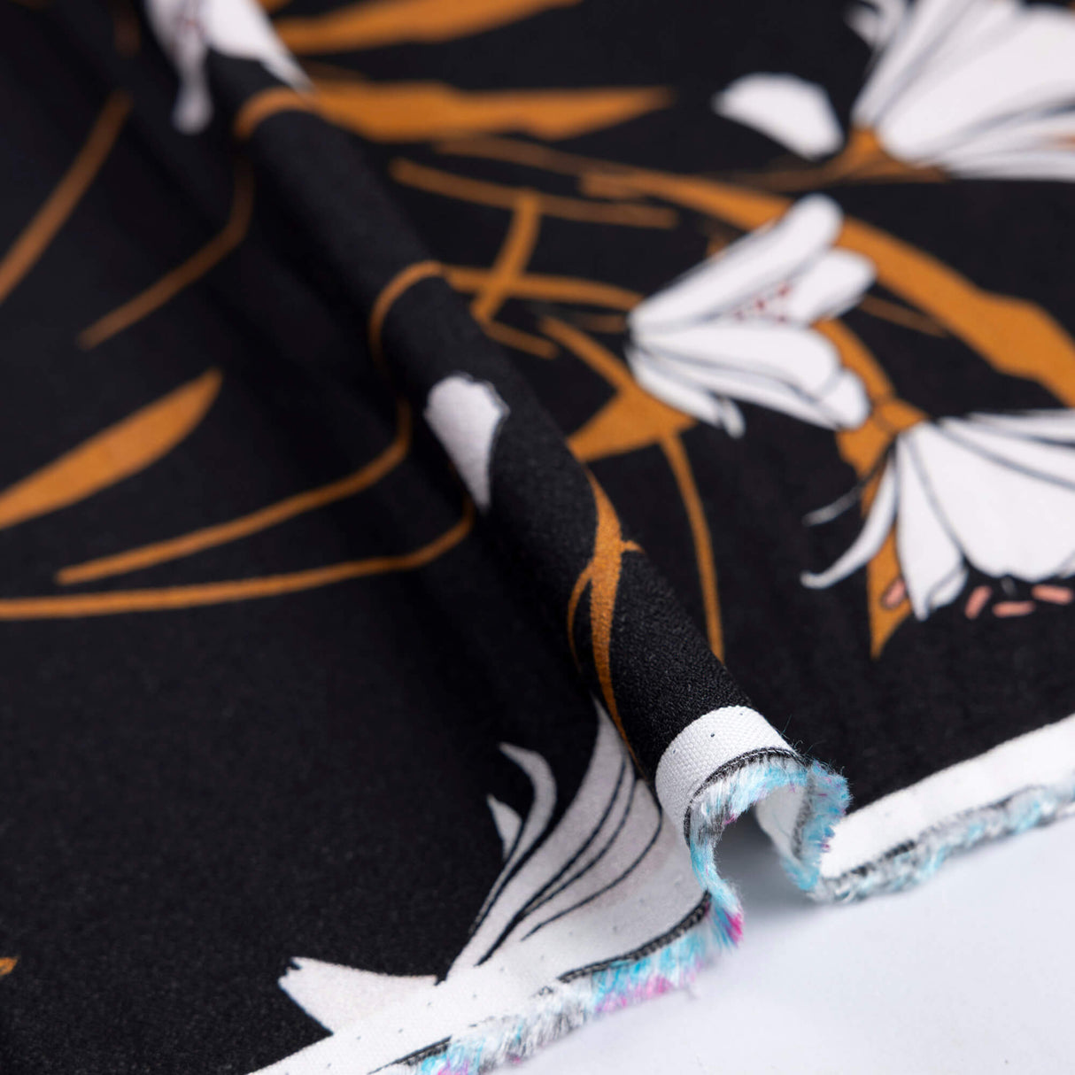Crêpe 100% viscose - Fleurs blanches et camel fond noir