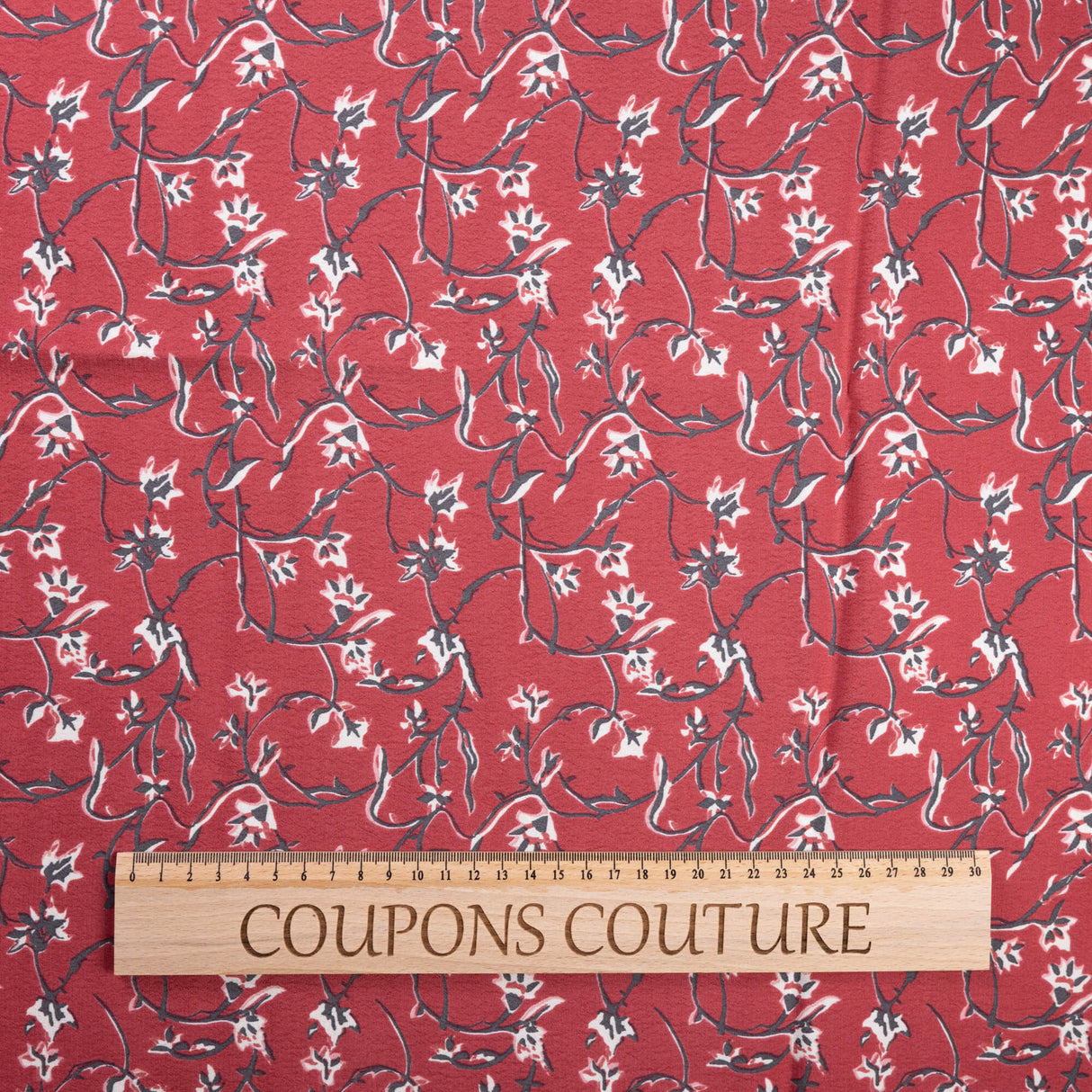 Crêpe 100% viscose - Fleurs grimpantes rouge