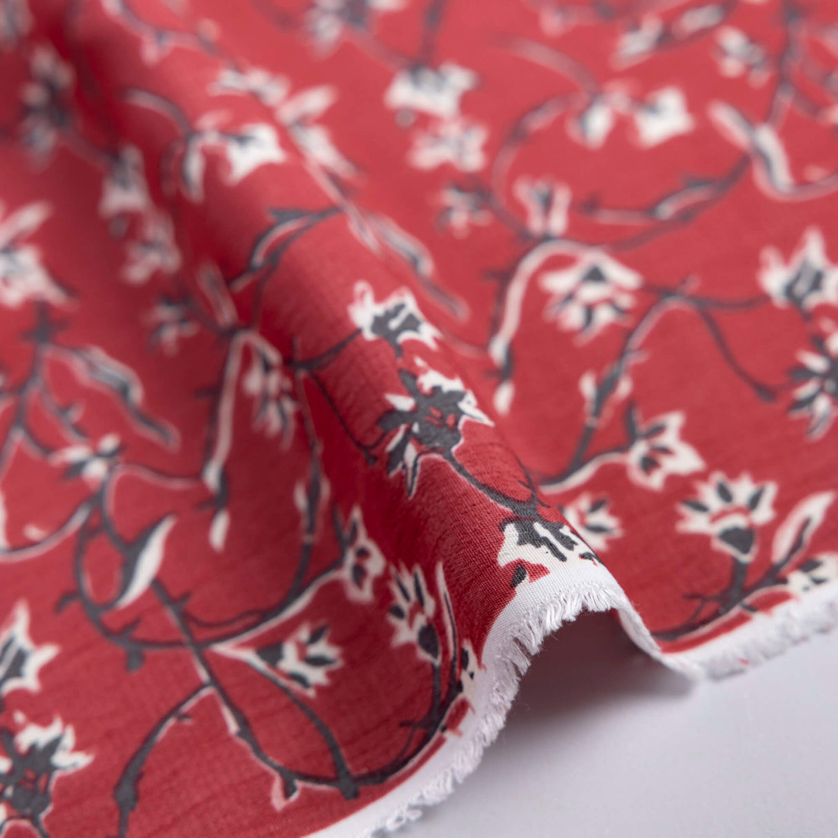 Crêpe 100% viscose - Fleurs grimpantes rouge