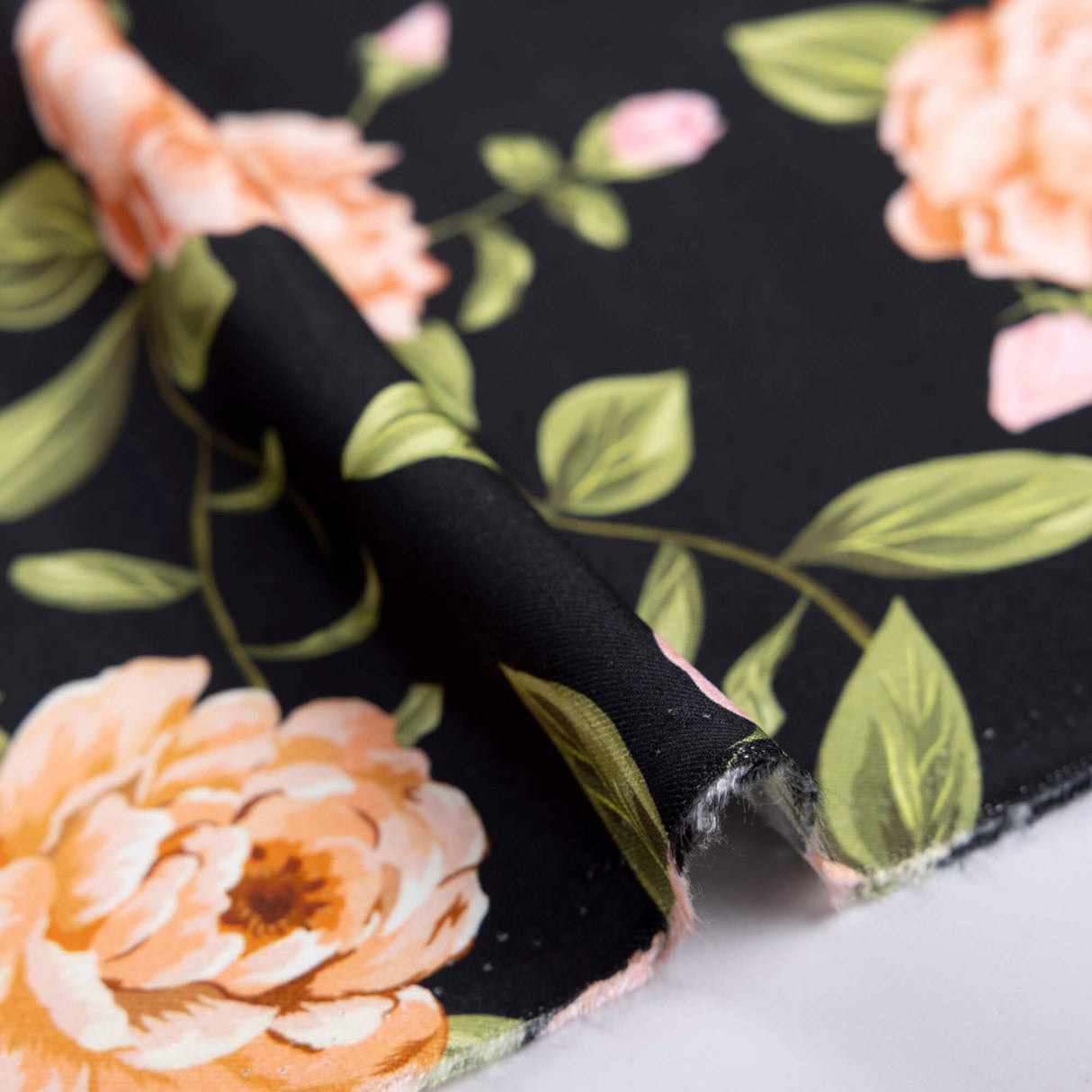 Twill 100% viscose - Roses poudrées fond noir