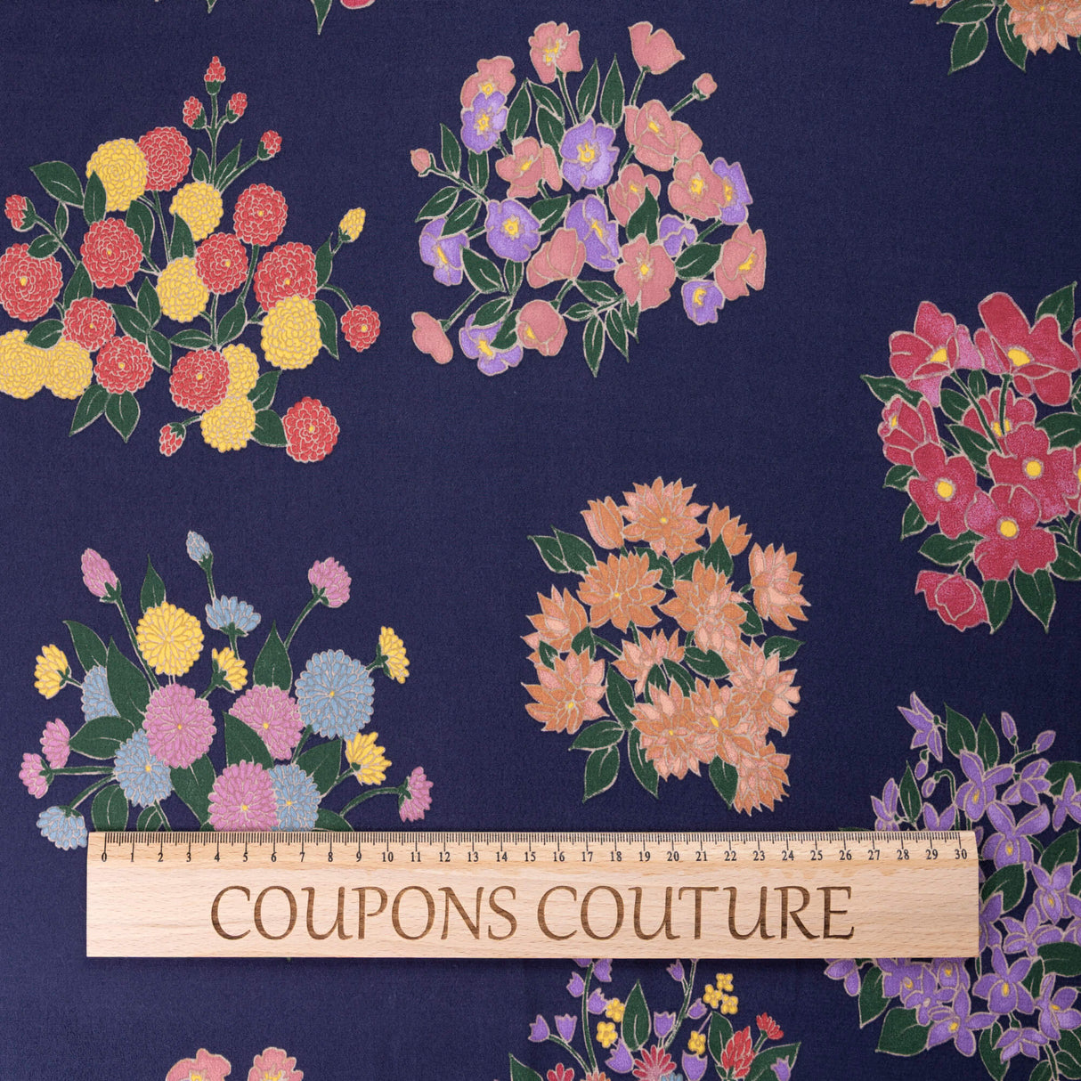 Crêpe 100% viscose - Bouquet fleuri multicolore fond marine