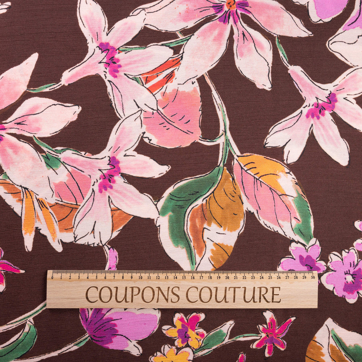 Crêpon 100% viscose - Grandes fleurs roses fond chocolat