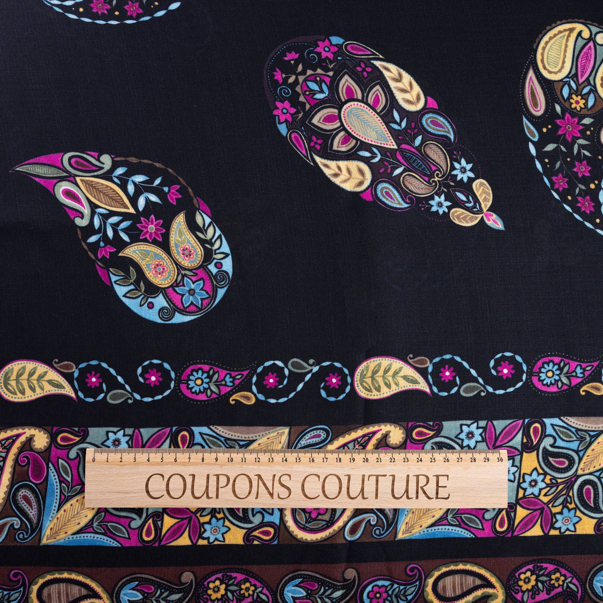 Crêpe 100% viscose - Cachemire fuchsia et bleu fond noir