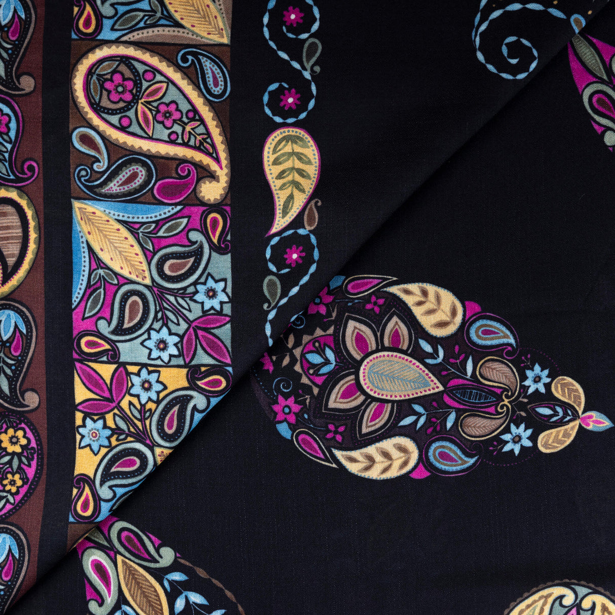 Crêpe 100% viscose - Cachemire fuchsia et bleu fond noir
