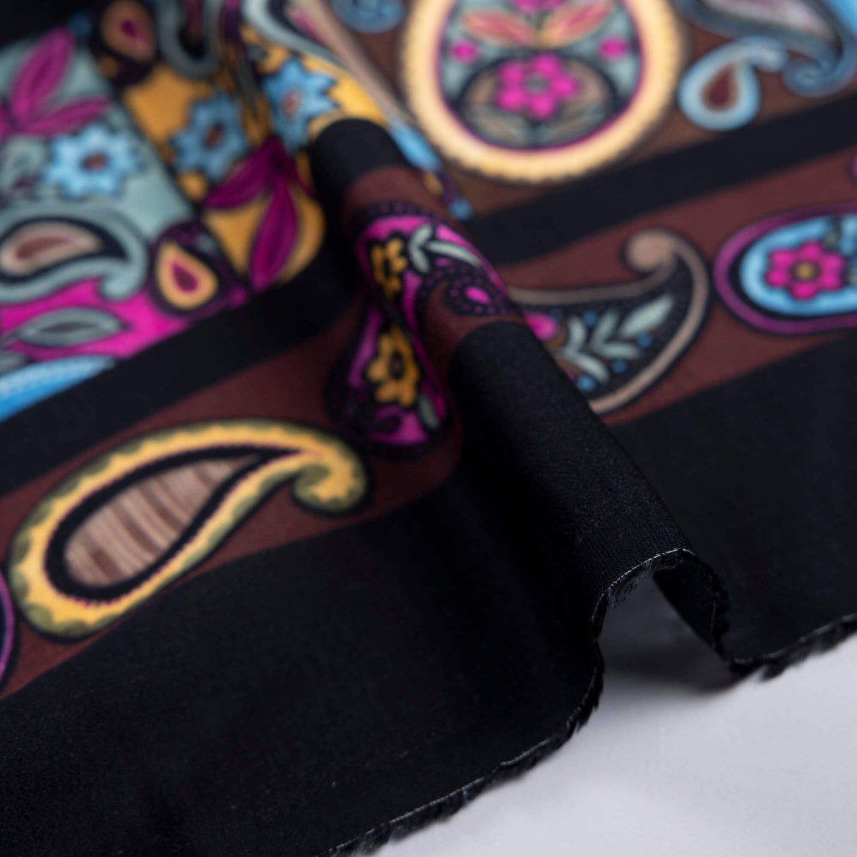 Crêpe 100% viscose - Cachemire fuchsia et bleu fond noir
