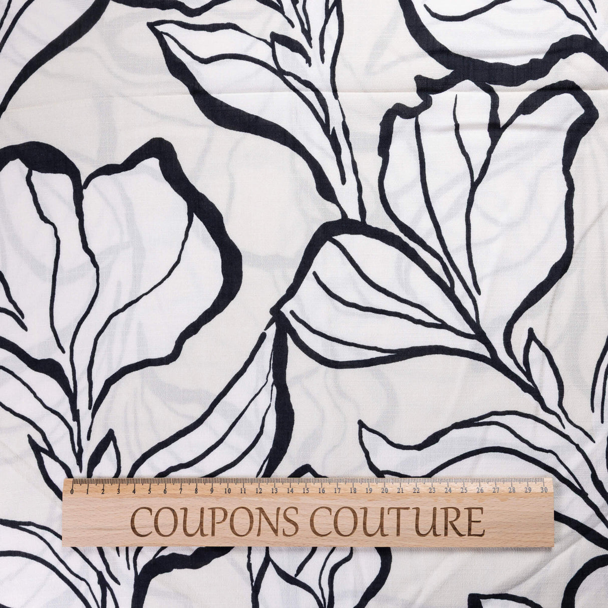 Étoffe 100% viscose - Fleurs graphiques noir & blanc