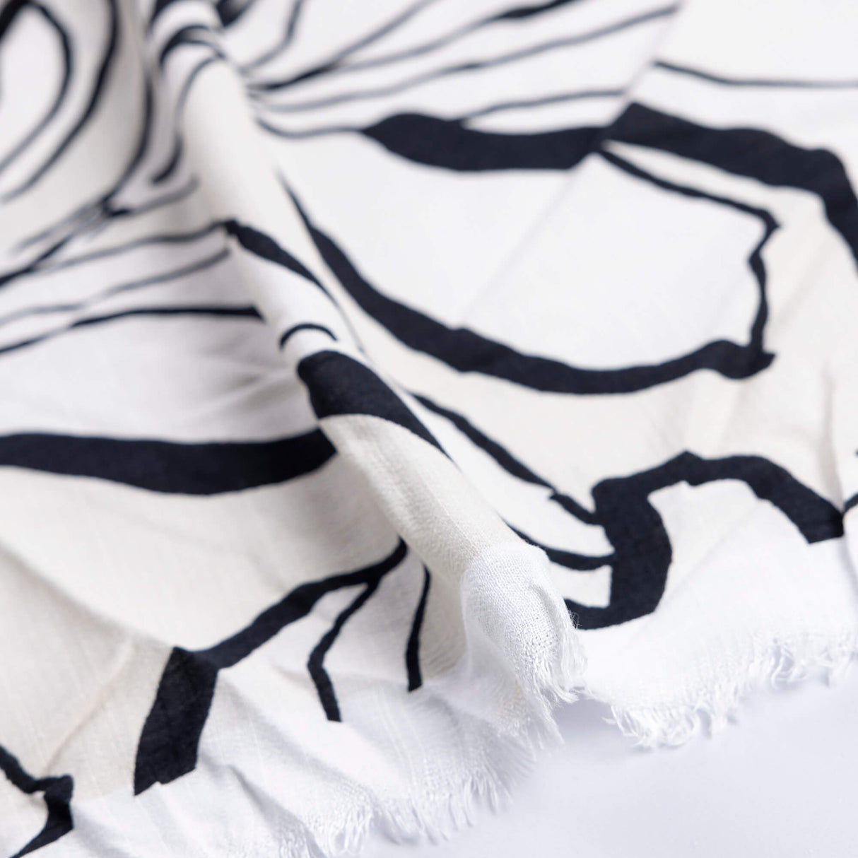Étoffe 100% viscose - Fleurs graphiques noir & blanc