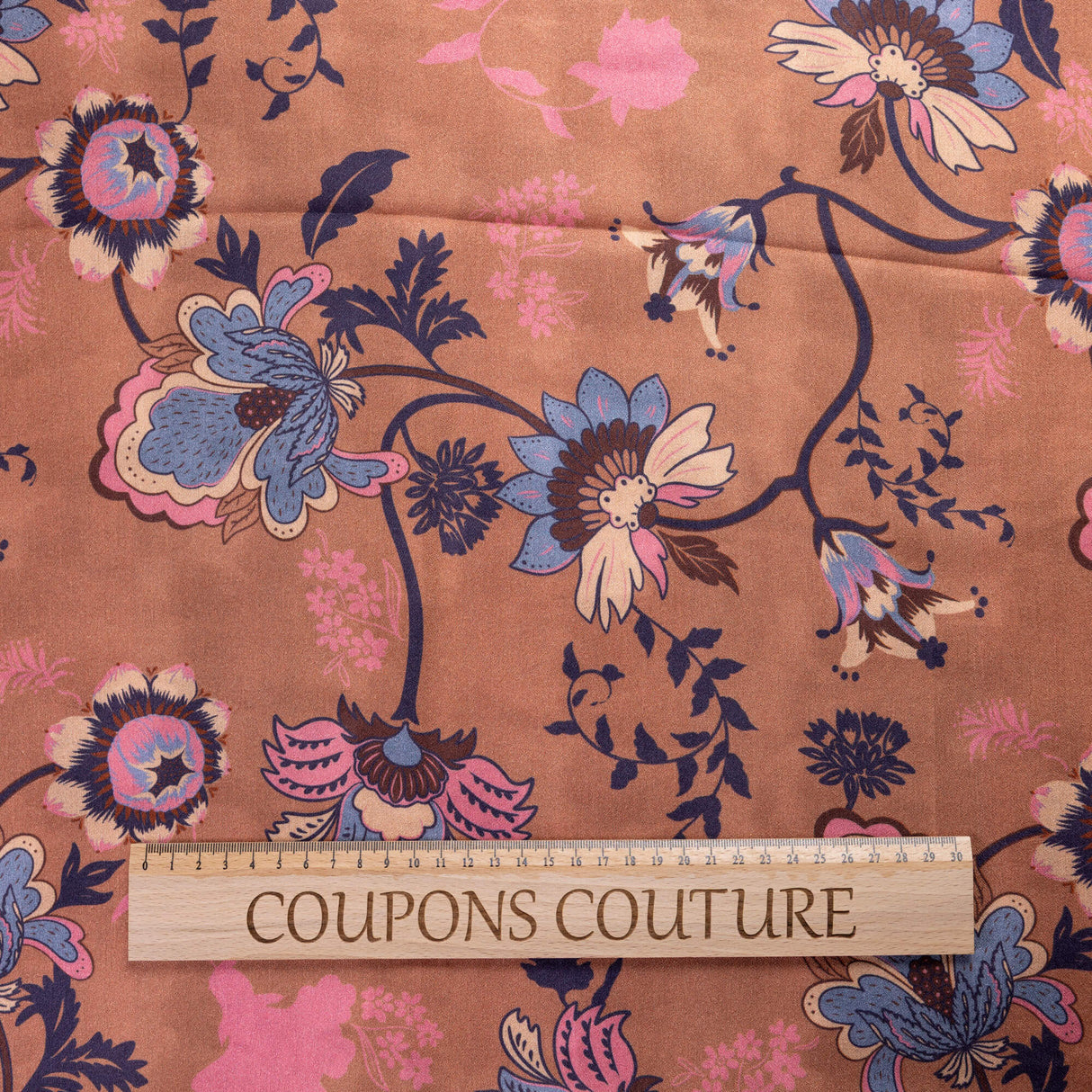 Crêpe 100% viscose - Fleurs roses fond terracotta