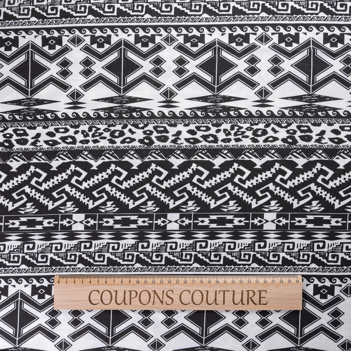 Étoffe 100% viscose - Motif ethnique noir & blanc