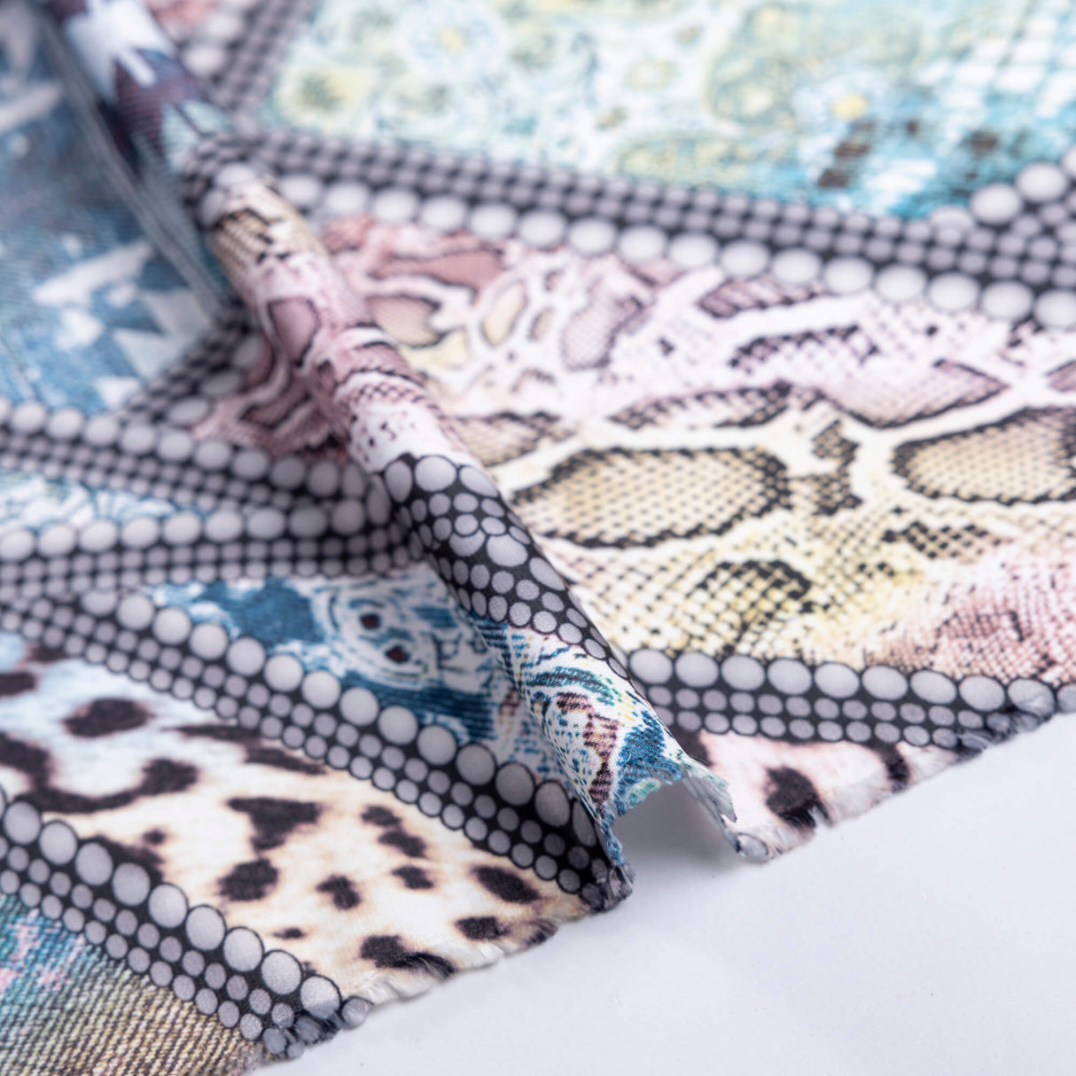 Crêpe satin - Mosaïque sauvage bleu