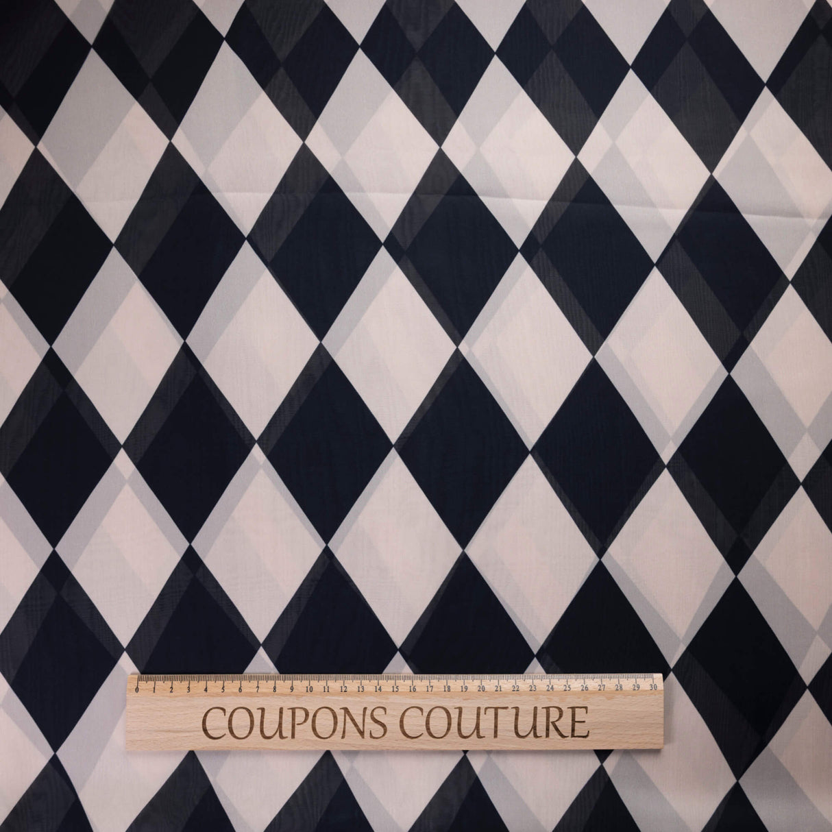Satin léger – Damier noir fond beige