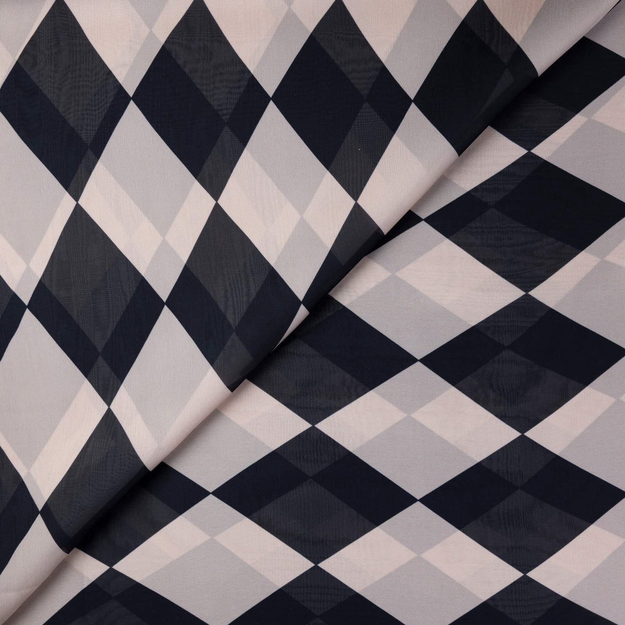 Satin léger – Damier noir fond beige
