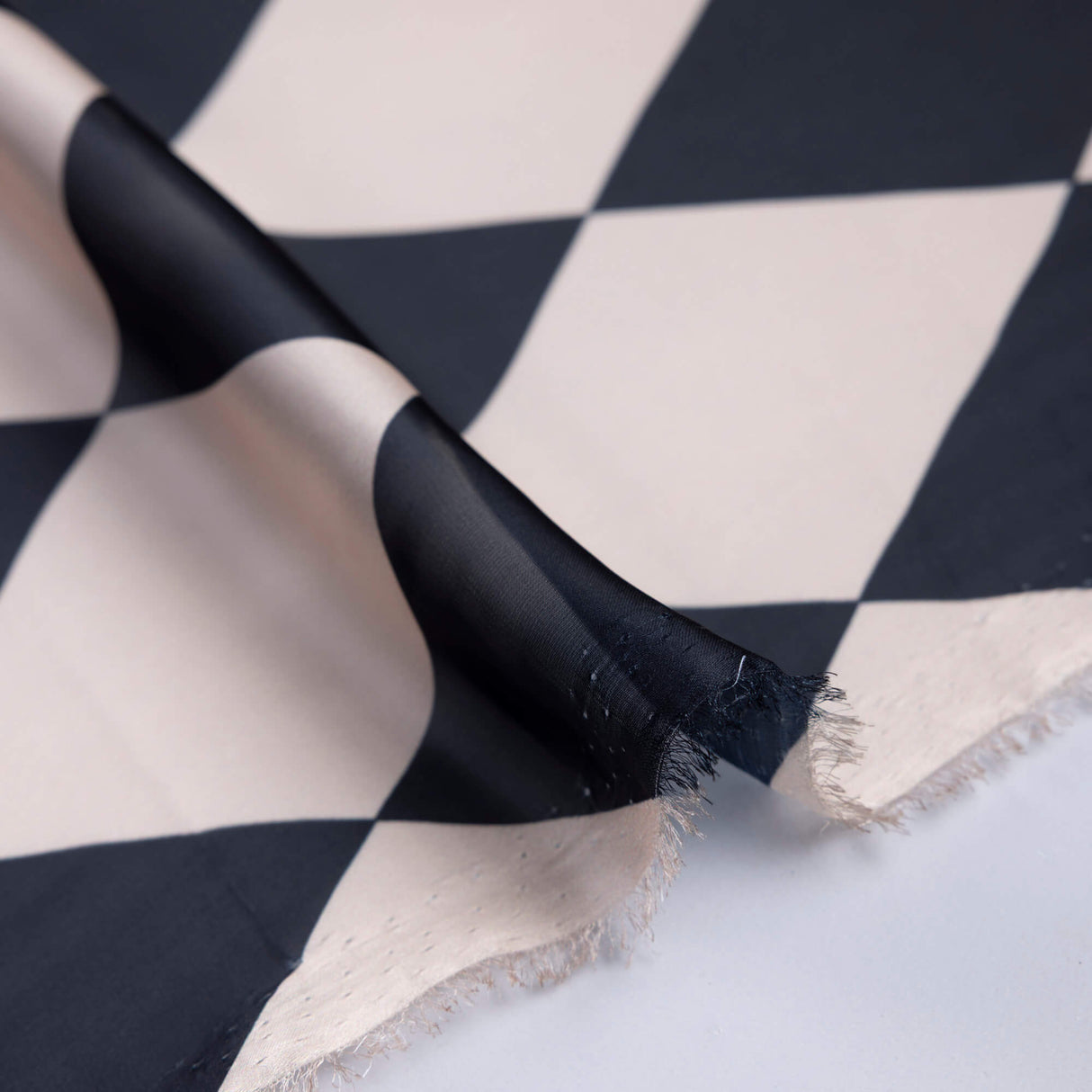 Satin léger – Damier noir fond beige