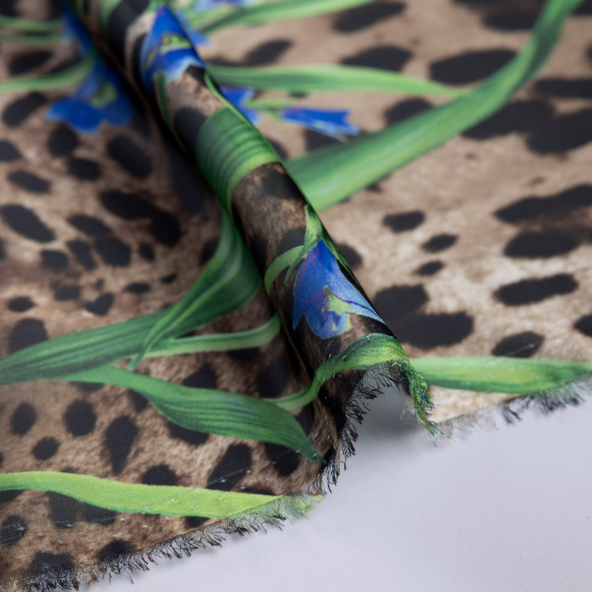 Satin léger – Léopard fleuri bleu