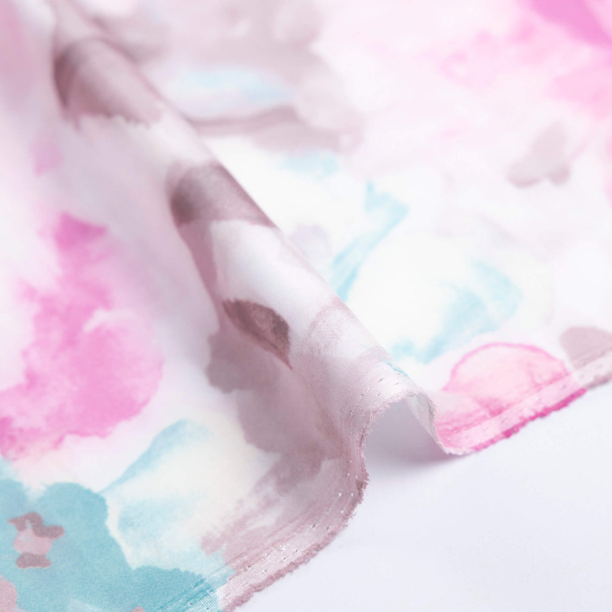Crêpe imprimé envers satin – Fleurs rose & ciel