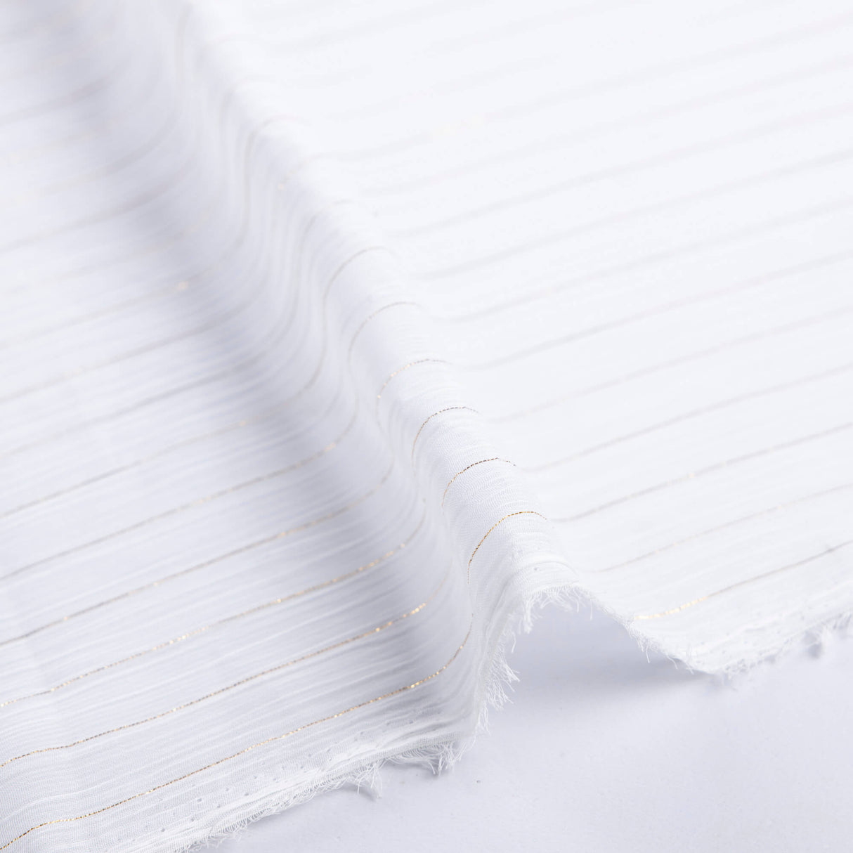Mousseline blanche à rayures lurex doré