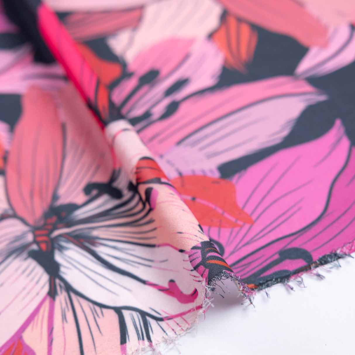 Georgette - Fleurs roses fond noir
