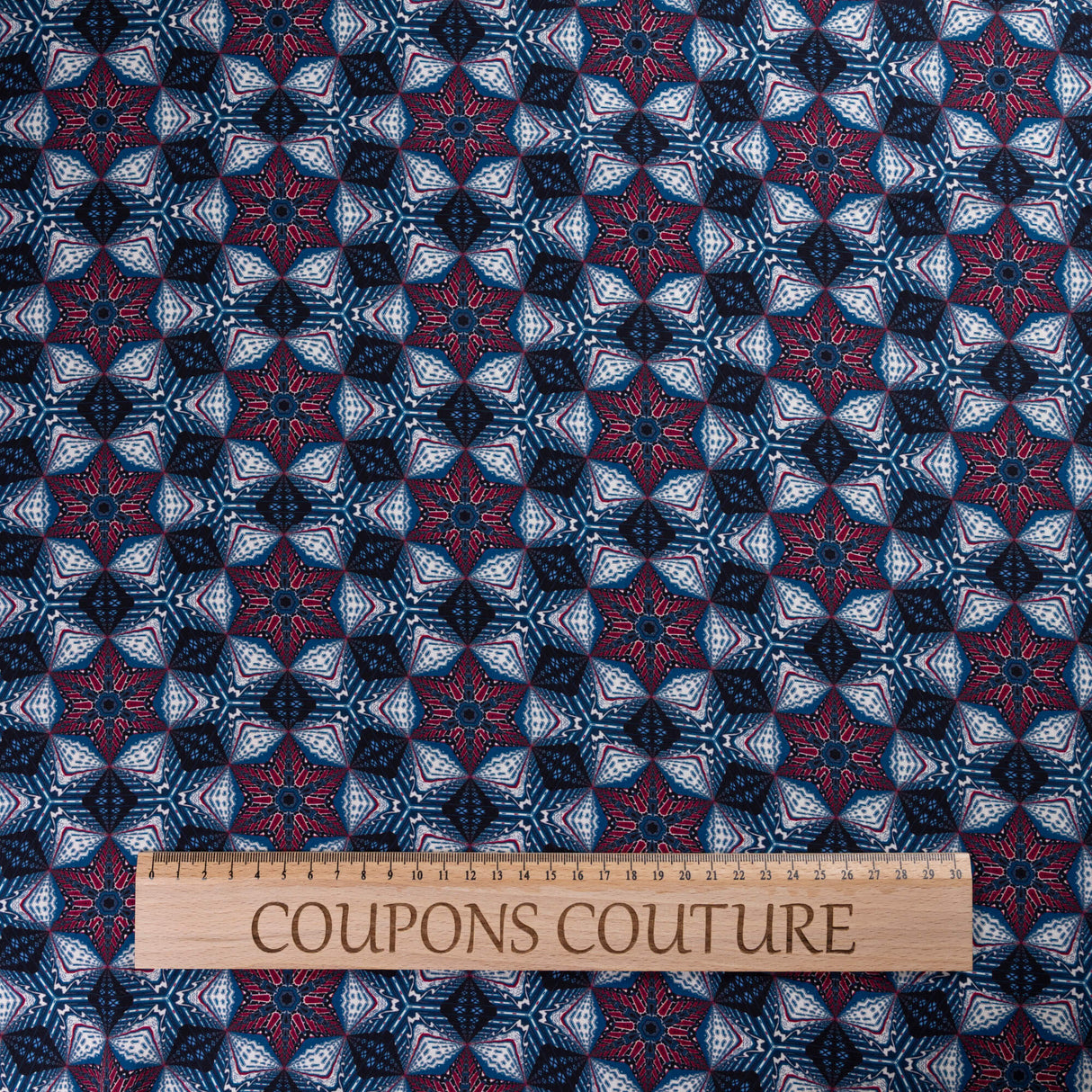 Étoffe 100% viscose - Rosaces géométriques bleu & bordeaux