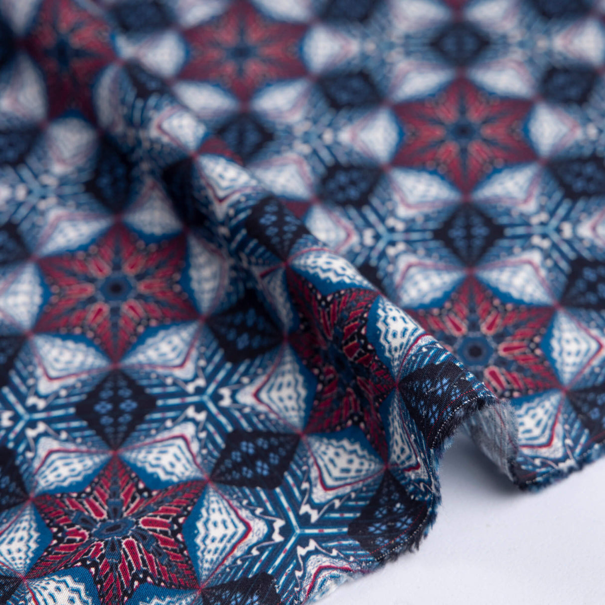 Étoffe 100% viscose - Rosaces géométriques bleu & bordeaux