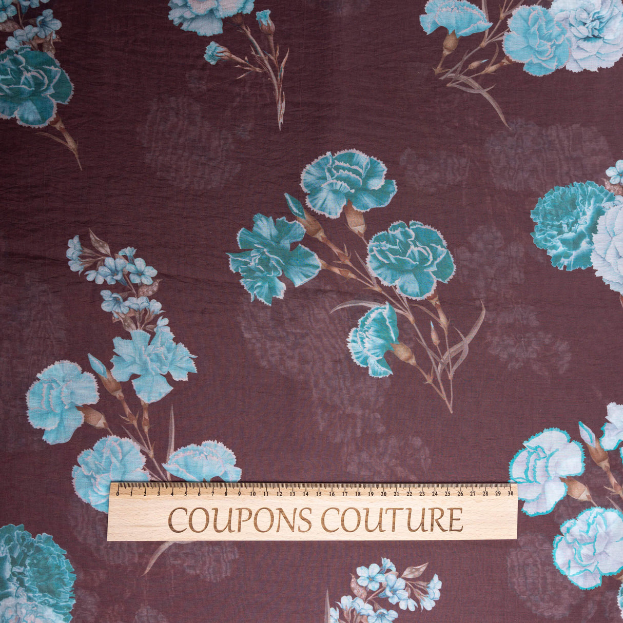 Voile de viscose - Fleurs bleu glacier sur fond prune