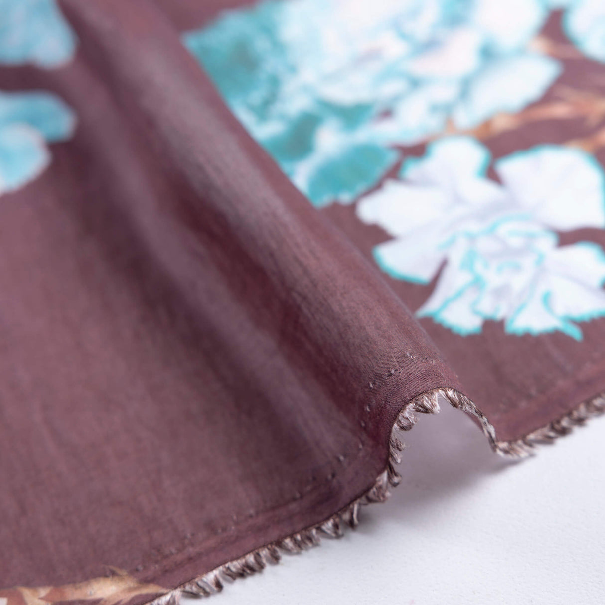 Voile de viscose - Fleurs bleu glacier sur fond prune