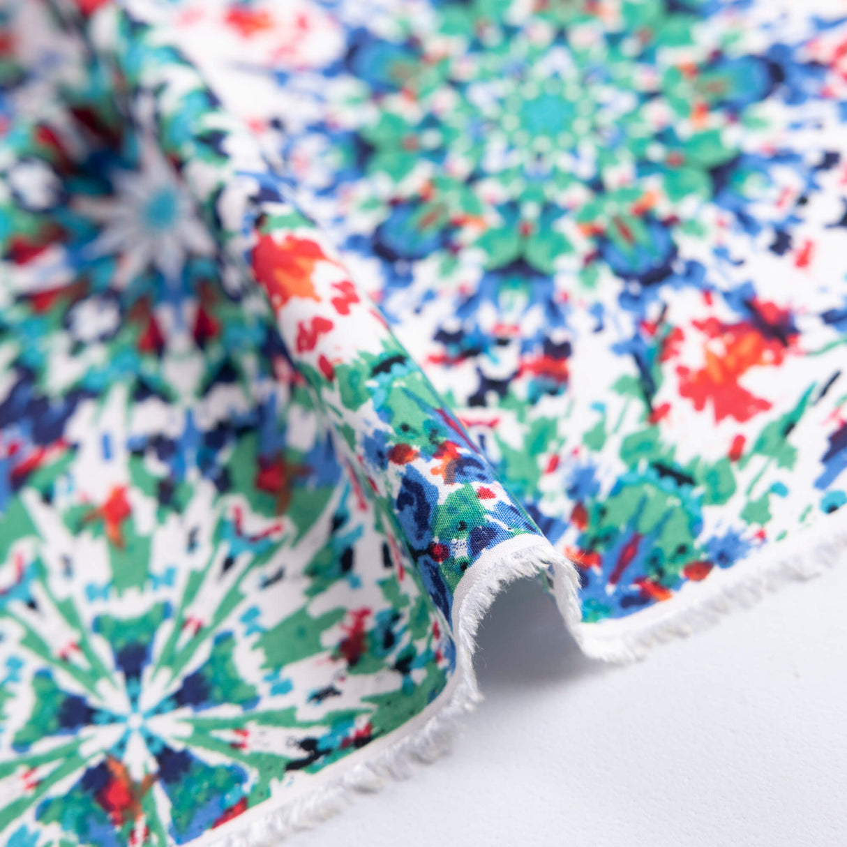 Étoffe 100% viscose - Rosaces aquarelle multicolores